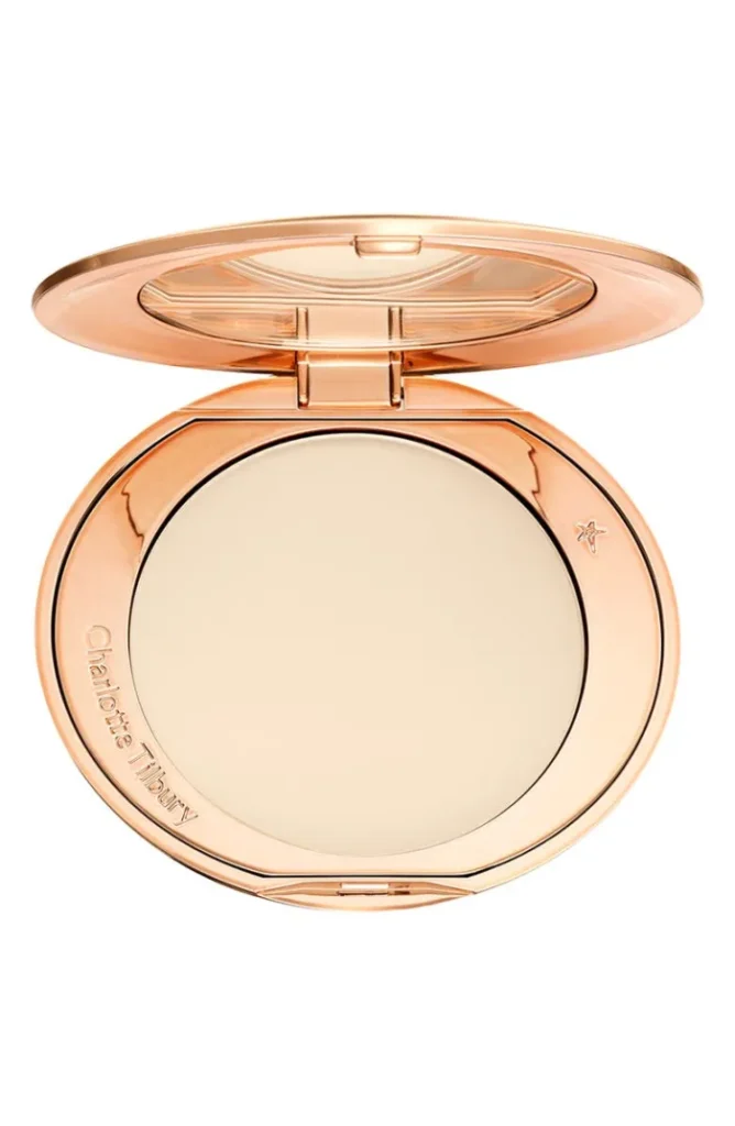 Emma Stone wore Airbrush Flawless Finish Setting Powder shade 1 at Golden Globe Glam